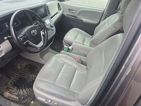 Used 2017 Toyota Sienna XLE Premium image 12