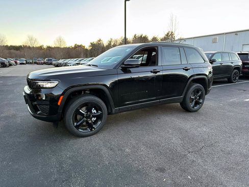 New 2025 Jeep Grand Cherokee 4WD image 4