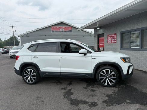 Used 2022 Volkswagen Taos SE FWD image 2