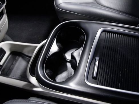 Used 2024 Chrysler Pacifica Touring-L image 30