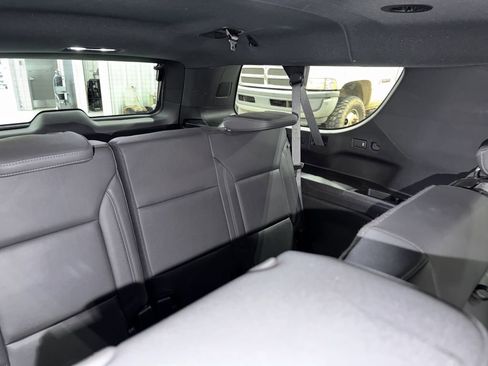 Used 2025 Chevrolet Suburban Z71 AWD/4WD image 18
