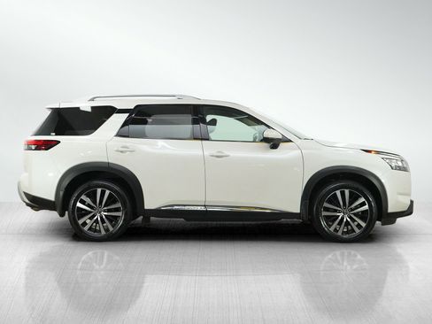 Used 2024 Nissan Pathfinder Platinum AWD/4WD image 6