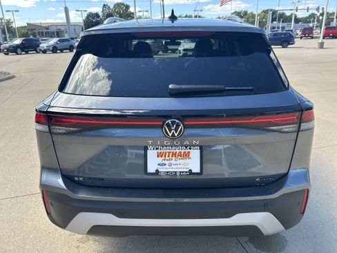 New 2025 Volkswagen Tiguan SE image 5