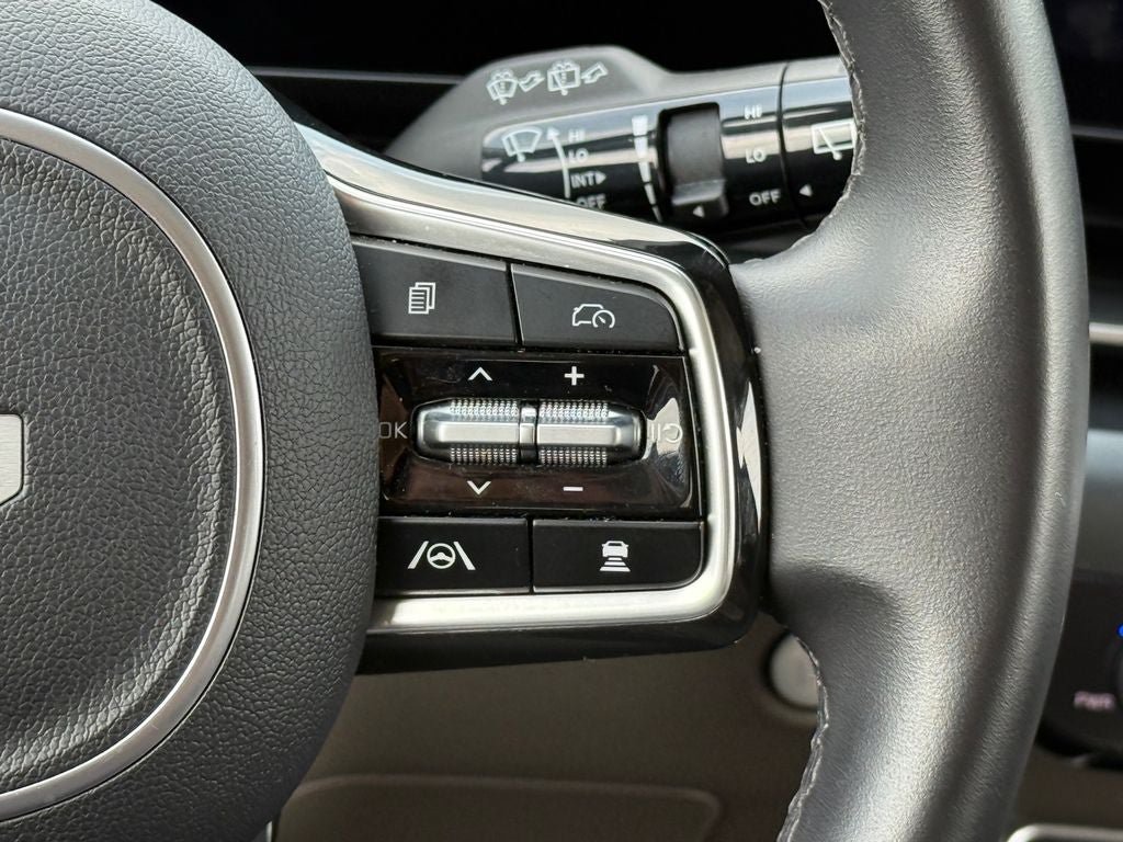 Used 2025 Kia Carnival FWD image 23