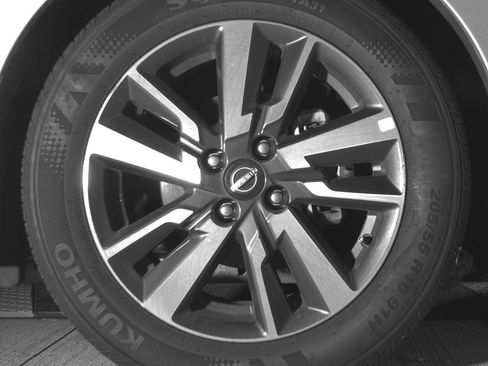 Used 2025 Nissan Versa SV FWD image 13