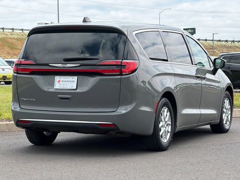 Used 2023 Chrysler Pacifica Touring-L FWD image 3
