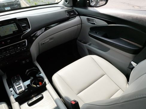 Used 2022 Honda Pilot Touring image 11