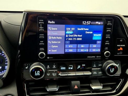 Used 2020 Toyota Highlander XLE AWD/4WD image 19