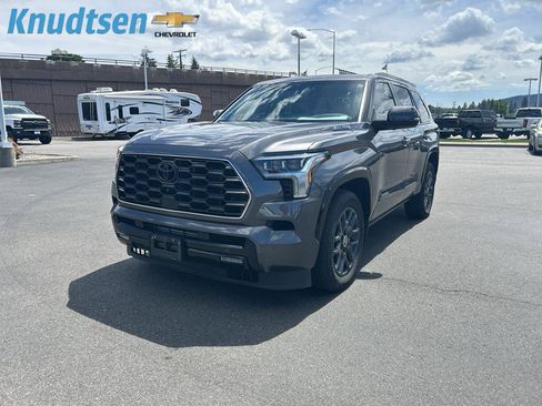 Used 2024 Toyota Sequoia Platinum AWD/4WD image 3