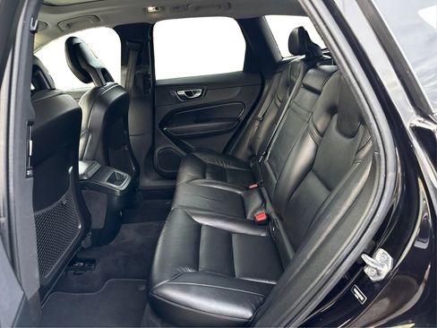 Used 2018 Volvo XC60 T5 Momentum w/ Vision Package image 10