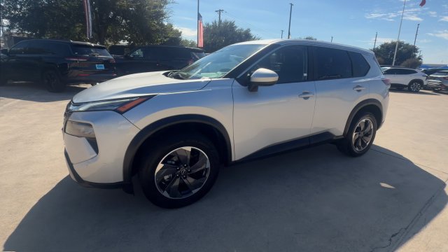 Used 2024 Nissan Rogue SV FWD image 4