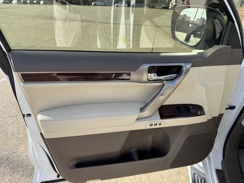 Used 2014 Lexus GX 460 image 38