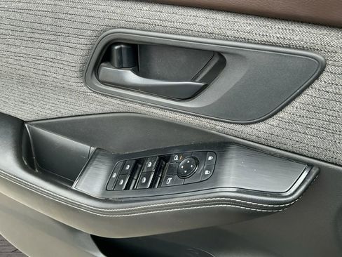 Used 2021 Nissan Rogue S image 11