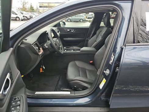Used 2025 Volvo V60 B5 Cross Country Plus image 4