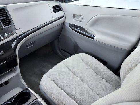 Used 2013 Toyota Sienna LE image 13