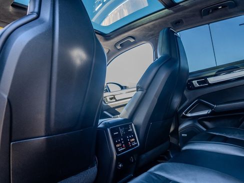Used 2019 Porsche Cayenne Turbo w/ Sportdesign Package image 30