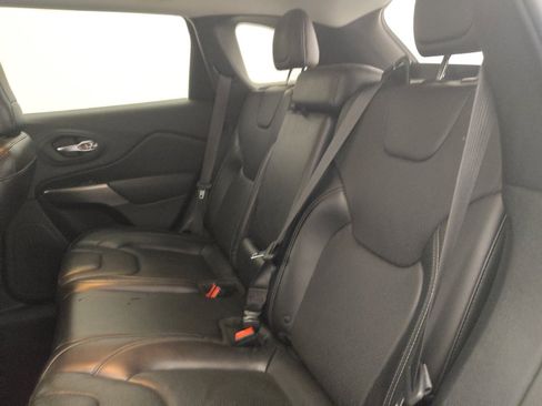 Used 2019 Jeep Cherokee Limited FWD image 18