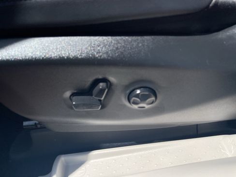 Used 2024 Chrysler Pacifica Touring-L FWD image 13