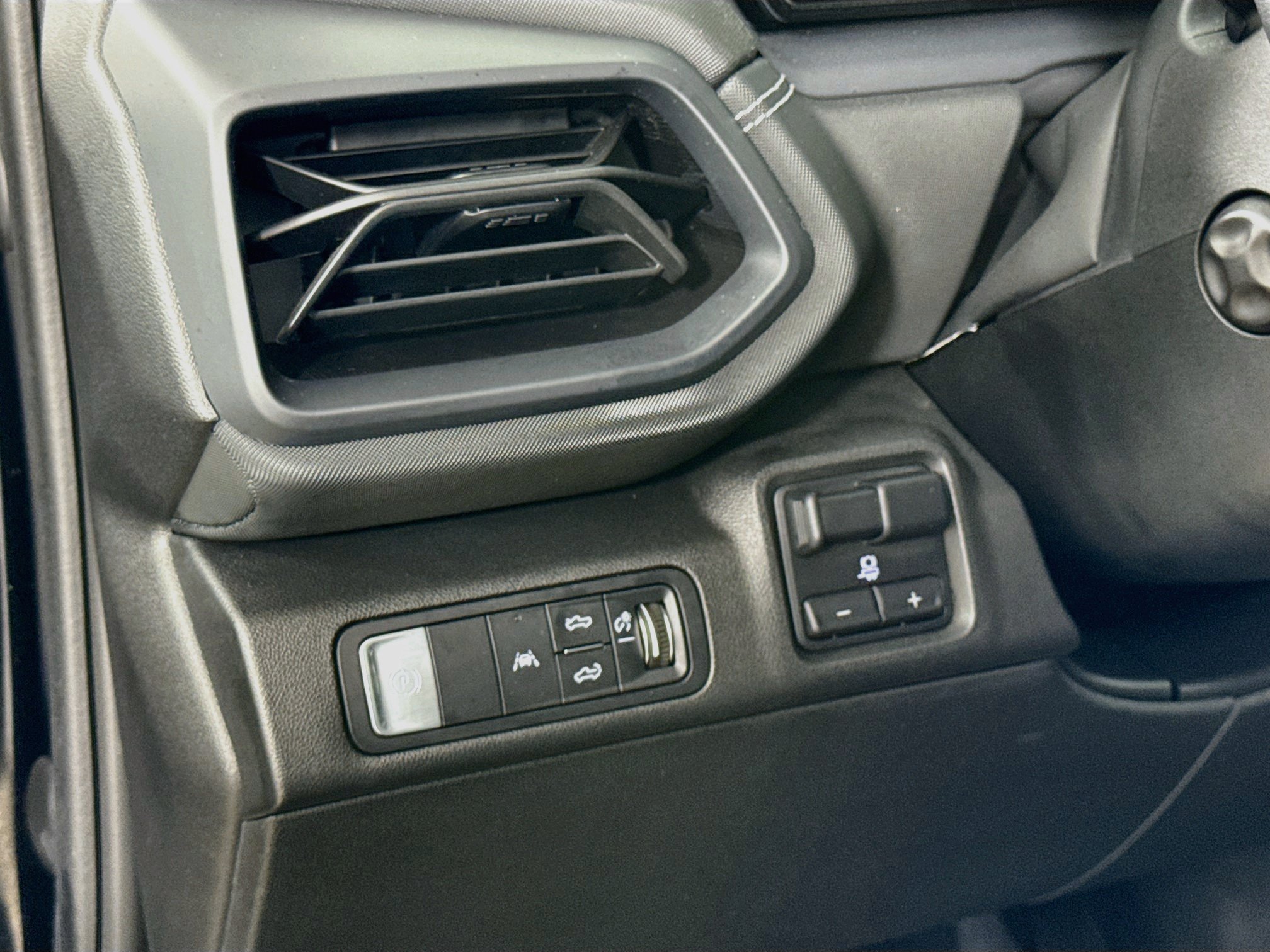 Used 2025 Chevrolet Silverado EV LT AWD/4WD image 12