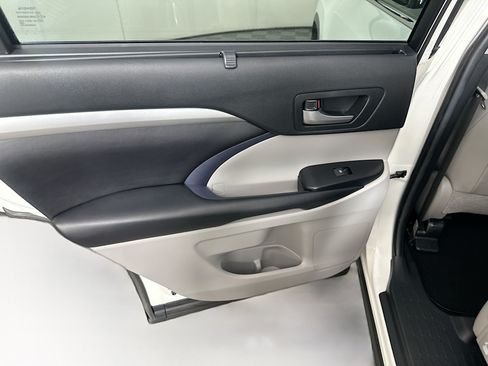 Used 2019 Toyota Highlander XLE FWD image 26