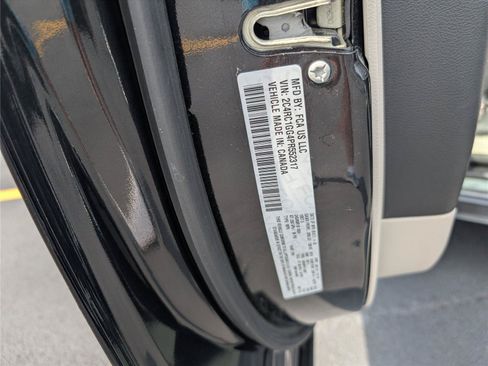 Used 2023 Chrysler Pacifica Limited FWD image 41