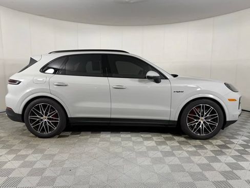Used 2025 Porsche Cayenne S AWD/4WD image 9