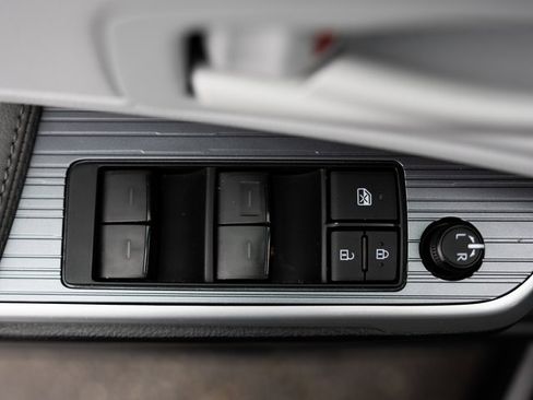 Used 2025 Toyota Sienna LE image 27