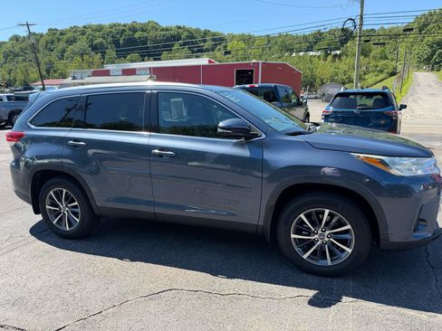 Used 2019 Toyota Highlander XLE AWD/4WD image 4