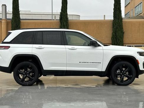 New 2025 Jeep Grand Cherokee Limited image 3