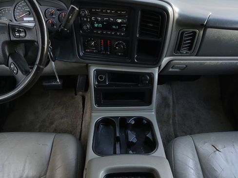 Used 2003 Chevrolet Suburban 4WD image 3