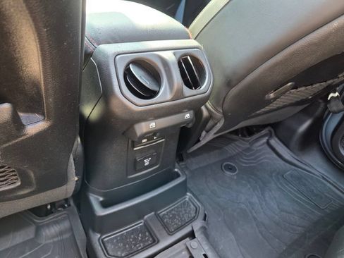Used 2024 Jeep Wrangler Unlimited Rubicon AWD/4WD image 10
