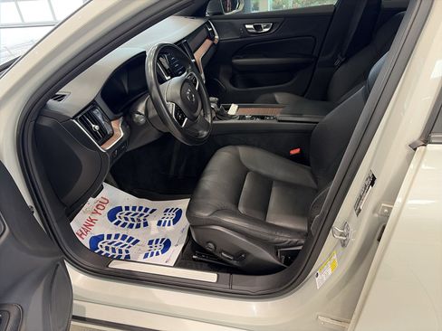 Used 2020 Volvo V60 T5 Momentum image 11