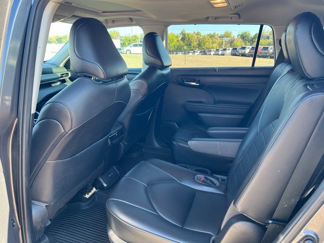 Used 2021 Toyota Highlander XLE AWD/4WD image 30