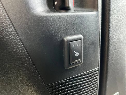 Used 2017 Chrysler Pacifica Limited w/ UConnect Theater Package FWD image 27
