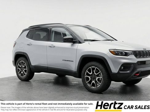 Used 2025 Jeep Compass Trailhawk image 1