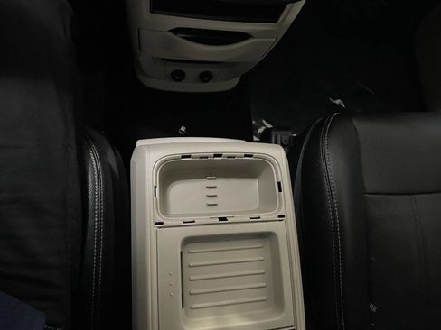 Used 2015 Chrysler Town & Country Touring-L w/ Driver Convenience Group image 39