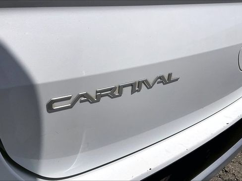 Used 2023 Kia Carnival LX FWD image 21