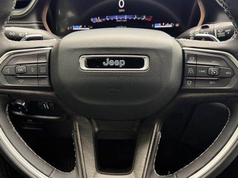 Used 2025 Jeep Grand Cherokee Limited w/ Black Appearance Package AWD/4WD image 35