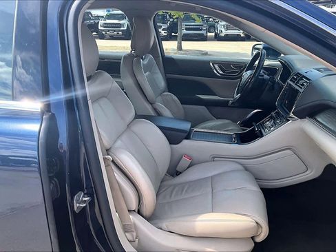 Used 2017 Lincoln Continental Select w/ Climate Package FWD image 9