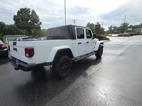 Used 2022 Jeep Gladiator Sport AWD/4WD image 2