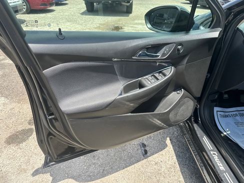 Used 2018 Chevrolet Cruze LS FWD image 11