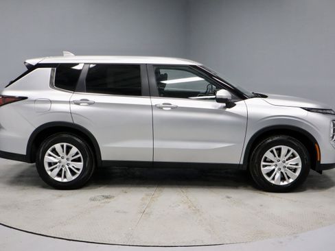 New 2026 Mitsubishi Outlander ES image 9