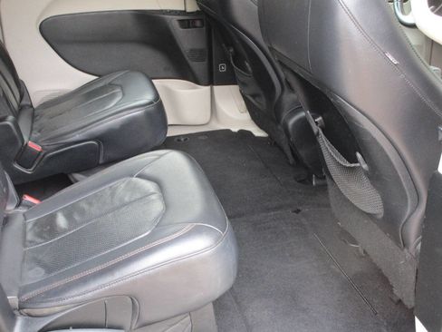 Used 2018 Chrysler Pacifica Touring-L image 15