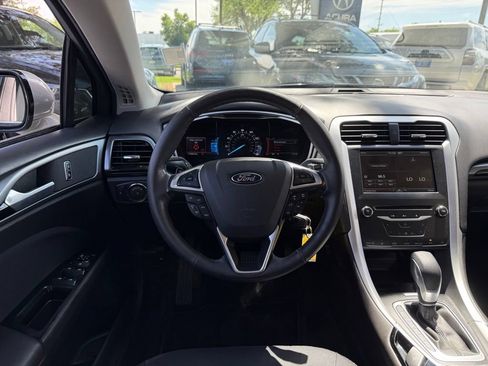 Used 2015 Ford Fusion SE FWD image 2
