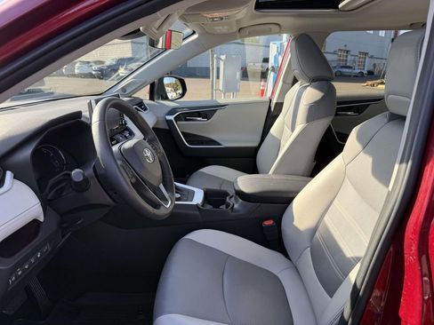 Used 2020 Toyota RAV4 Limited image 13