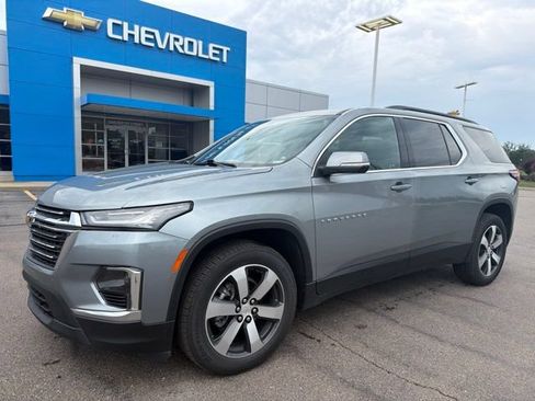 Used 2023 Chevrolet Traverse LT w/ LT Premium Package FWD image 1