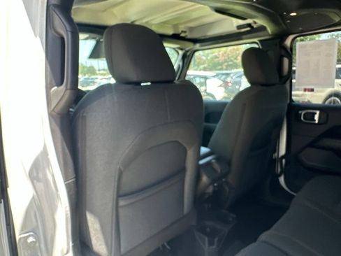 Used 2025 Jeep Wrangler Unlimited Sahara AWD/4WD image 29