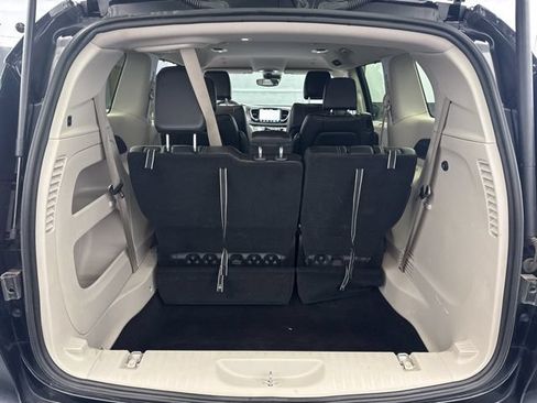 Used 2024 Chrysler Pacifica Touring-L FWD image 19