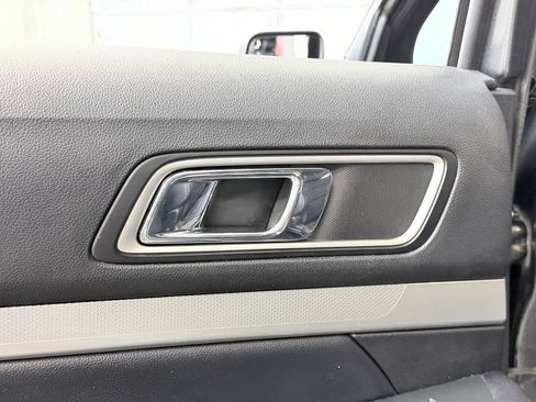 Used 2017 Ford Explorer XLT w/ Equipment Group 202A FWD image 17