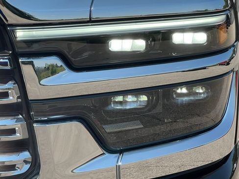 Used 2025 RAM 2500 Laramie AWD/4WD image 38